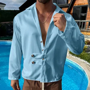 Vue détaillée d'une chemise bleue pour homme avec des boutons décoratifs sur la taille.