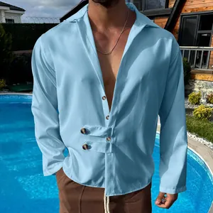 Vue détaillée d'une chemise décontractée bleu clair avec bouton unique à la taille