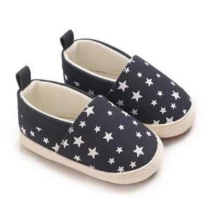 Vista dettagliata di scarpine blu navy per neonati con stelle e suola morbida