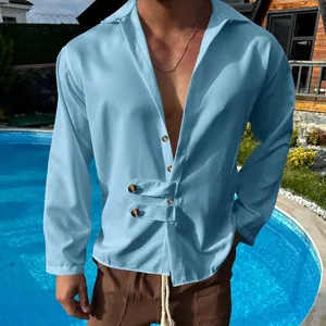 Vue détaillée d'une chemise décontractée à manches longues pour hommes avec boutons design