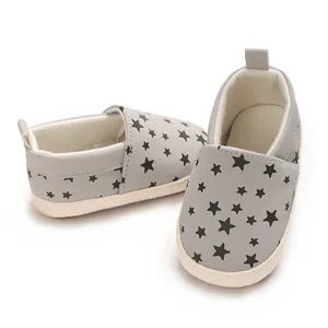 Scarpe primi passi morbide per neonati in grigio con stampa a motivo di stelle nere
