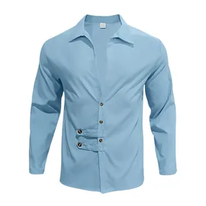 Gros plan sur une chemise bleue à manches longues pour hommes avec boutons à sangle