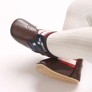 Detailaufnahme brauner Babystiefel mit Sternen und Streifen der US-Flagge