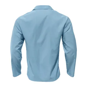 Vue arrière d'une chemise décontractée à manches longues bleu clair au design épuré.