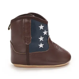Detailansicht eines Baby-Cowboy-Boots mit weiß gestickten Sternen auf blauem Einsatz.