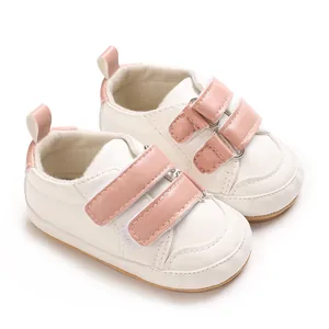 Detailansicht der weichen Baby-Lauflernschuhe aus weißem PU-Leder mit rosa Klettverschluss