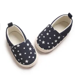Scarpine primi passi morbide per neonati in tela blu navy con stelle bianche.