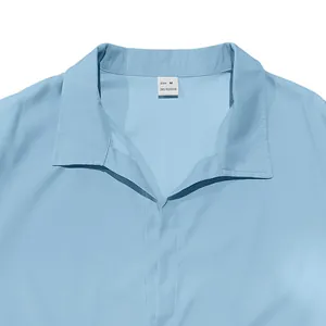 Vue rapprochée du col de chemise pour hommes bleu clair avec étiquette de taille M.