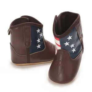Detailansicht von Baby-Boots mit US-Flaggen-Design und westlichen Stickereien