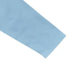 Gros plan sur le poignet d'une chemise pour hommes bleu clair avec coutures précises