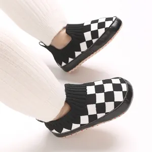 Detalle de los zapatos de punto con diseño de tablero de ajedrez para bebés de 0 a 1 año