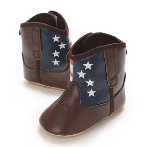 Detailansicht von Baby-Stiefeln mit einem patriotischen US-Flaggen-Design, Sterne und Streifen.