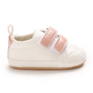 Seitenansicht weißer Babyschuh mit rosa Klettverschluss und weicher Sohle