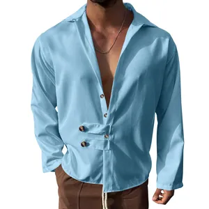 Vue détaillée d'une chemise pour homme bleu clair à coupe ample avec col en V profond et boutons