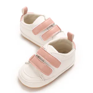 Nahaufnahme von bequemen Lauflernschuhen für Babys mit rosa Klettverschluss aus weichem PU