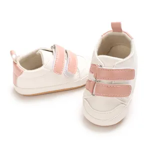 Detailansicht der rosa-weißen Lauflernschuhe aus PU-Leder mit weicher Sohle