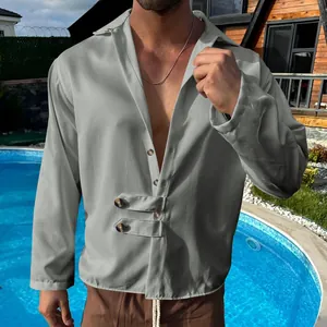 Vue détaillée d'une chemise grise décontractée avec boutons de taille et revers