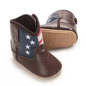 Detailansicht der Babystiefel mit US-Flaggen-Sternmuster und rutschfester Sohle