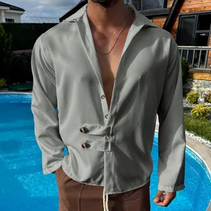 Gros plan sur une chemise grise pour homme à manches longues avec patte de boutonnage double
