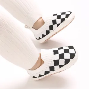 Detalle de los zapatos de punto a cuadros suaves para bebés de 0 a 1 año de edad