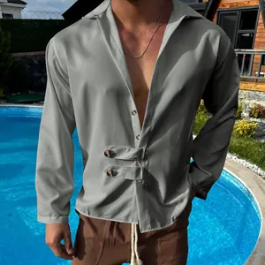 Détail d'une chemise décontractée à manches longues pour hommes avec boutons à la taille