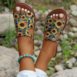 Stijlvolle platte dames sandalen voor de zomer met zonnebloem- en luipaardprint bandjes