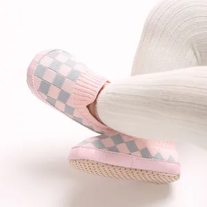 Primer plano de zapatos de punto para bebé a cuadros rosas con malla transpirable y suela.