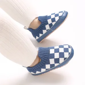 Primer plano de zapatos de bebé tejidos a cuadros azul y blanco con malla transpirable
