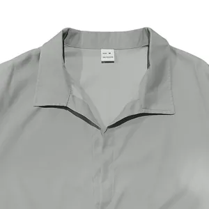 Gros plan du col d'une chemise grise pour homme avec étiquette taille M 100% polyester