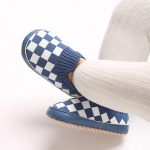 Detalle de los zapatos de algodón de punto a cuadros azules y blancos para bebé con suela suave