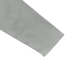 Gros plan détaillé du poignet d'une chemise grise à manches longues pour homme