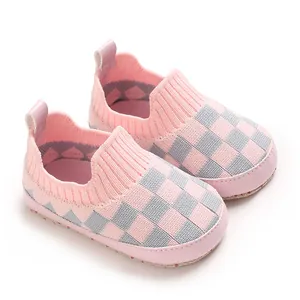Primer plano de zapatos de bebé de punto a cuadros rosa con malla suave y flexible