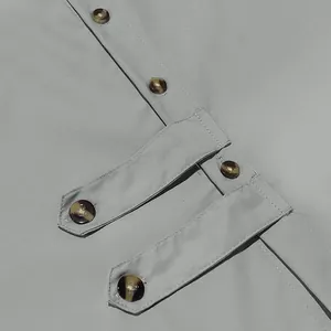 Vue rapprochée détaillée des boutons bruns et des pattes décoratives sur une chemise grise
