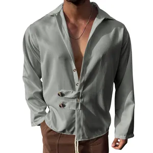 Détail de chemise décontractée grise pour hommes avec col en V et boucle unique.