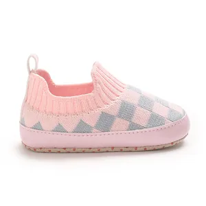 Vista lateral detallada de zapatos de punto para bebé a cuadros rosas para niños de 0-1 año