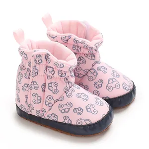 Detailansicht der rosa Babystiefel mit blauem Auto-Muster und weichen Sohlen für Babys.