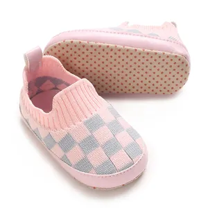 Detalle de zapatos de punto a cuadros rosas para bebés con malla transpirable