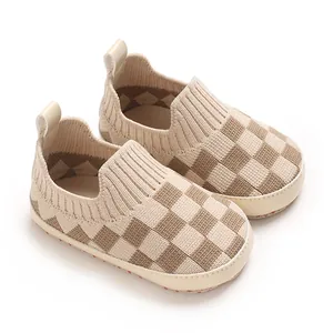 Detalle de zapatos suaves de punto a cuadros para bebé, transpirables y en beige