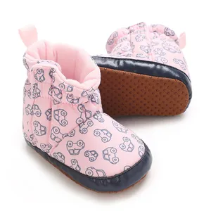 Detailansicht der rosa Baby-Schneestiefel mit Auto-Muster und rutschfester Weichsohle.