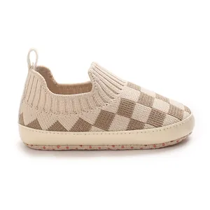 Detalle de zapatos de punto transpirables a cuadros beige para bebés de 0 a 1 año edad