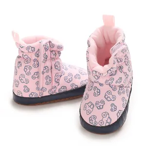 Detailansicht rosa Baby-Schneestiefel mit Auto-Mustern und rutschfesten Stoffsohlen