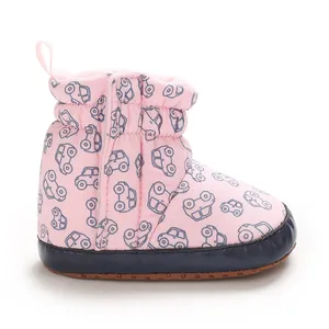 Detailansicht eines rosa Baby-Schneestiefels mit Auto-Print und weicher blauer Sohle.