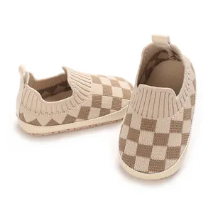 Vista detallada de zapatos de punto para bebé con patrón de cuadros transpirables