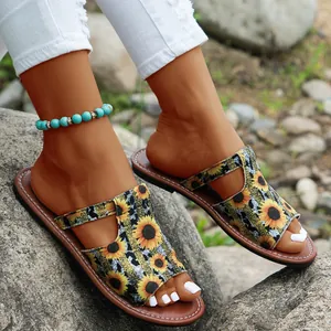Platte zomer sandalen voor dames met levendige gele zonnebloemprint in etnische stijl