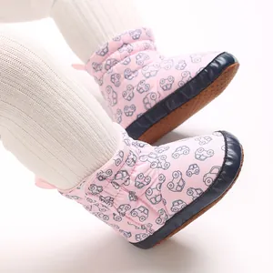 Detailansicht rosa Baby-Schneestiefel mit blauem Auto-Muster und weicher Sohle
