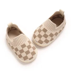 Vista detallada de zapatos de punto para bebés a cuadros transpirables para 0 a 1 año