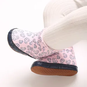 Rosa Baby-Schneestiefel mit Cartoon-Auto-Print und weicher rutschfester Sohle