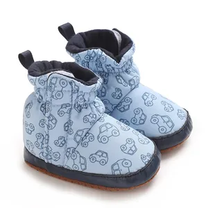 Detailansicht hellblauer Baby-Schneestiefel mit Auto-Print und weichen Anti-Rutsch-Sohlen