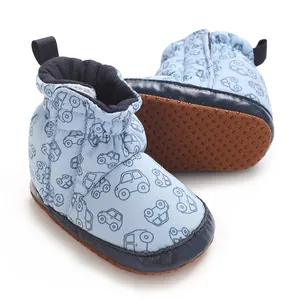 Hellblaue Baby-Winterstiefel mit niedlichen Auto-Prints und rutschfesten weichen Sohlen