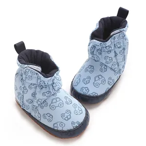 Nahaufnahme blauer Baby-Schneeschuhe mit Automustern und weicher, rutschfester Sohle